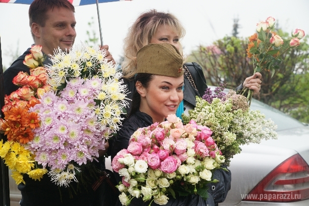 ХУДОЖНИК МАРИНА ЛИЗОРКИНА СОБРАЛА ЗВЕЗД, ЧТОБЫ ВМЕСТЕ ПОЗДРАВИТЬ ВЕТЕРАНОВ