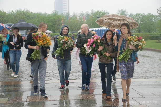 ХУДОЖНИК МАРИНА ЛИЗОРКИНА СОБРАЛА ЗВЕЗД, ЧТОБЫ ВМЕСТЕ ПОЗДРАВИТЬ ВЕТЕРАНОВ