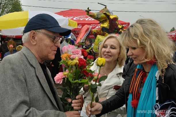 ХУДОЖНИК МАРИНА ЛИЗОРКИНА СОБРАЛА ЗВЕЗД, ЧТОБЫ ВМЕСТЕ ПОЗДРАВИТЬ ВЕТЕРАНОВ