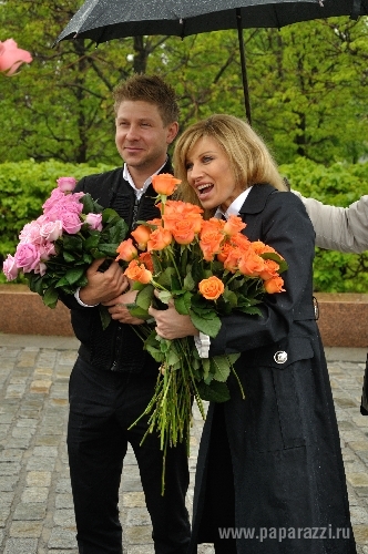 ХУДОЖНИК МАРИНА ЛИЗОРКИНА СОБРАЛА ЗВЕЗД, ЧТОБЫ ВМЕСТЕ ПОЗДРАВИТЬ ВЕТЕРАНОВ