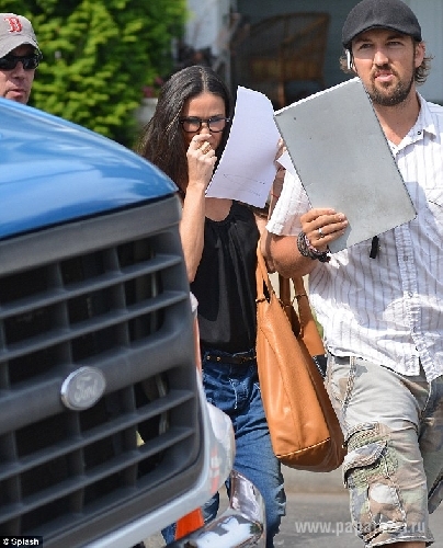 Деми Мур после ссоры с дочерьми прячется от фотографов Деми Мур после ссоры с дочерьми прячется от фотографов