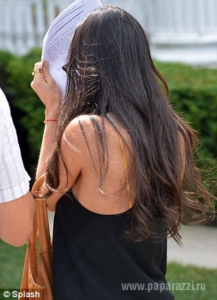 Деми Мур после ссоры с дочерьми прячется от фотографов Деми Мур после ссоры с дочерьми прячется от фотографов