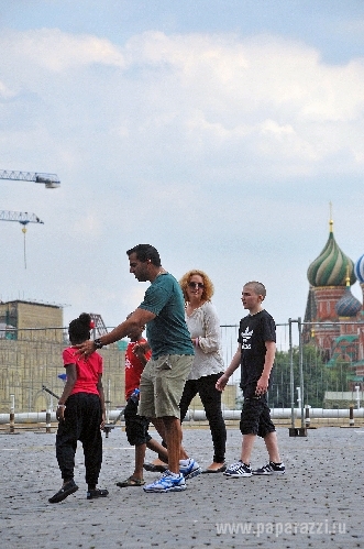 Дети Мадонны прогулялись по Москве (ФОТО)