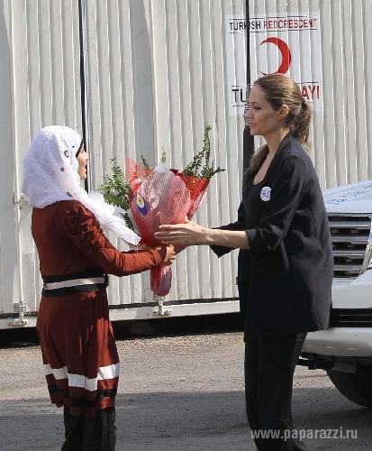 АНДЖЕЛИНА ДЖОЛИ ВСТРЕТИЛА СИРИЙСКИХ ДЕТЕЙ-БЕЖЕНЦЕВ В ТУРЦИИ