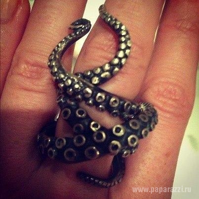 Ксения Собчак показала необычное обручальное кольцо