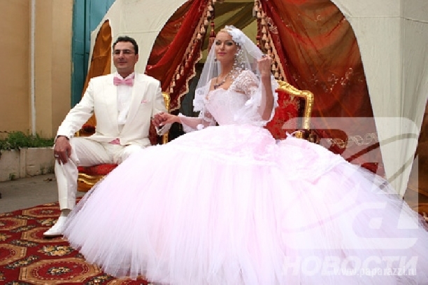 Анастасия Волочкова может всё. Сначала она купила себе мужа, а теперь будет петь на Первом канале 
