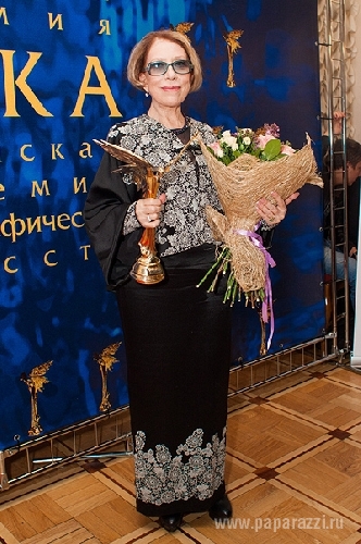 Владимир Познер пришел на премию "Ника" в галошах