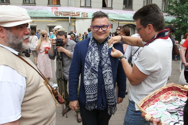 В честь Анны Ахматовой в ее дворе звезды и министры сажали анютины глазки