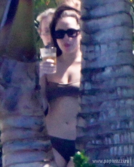 Леди Гага оттянулась на пляже с пивом