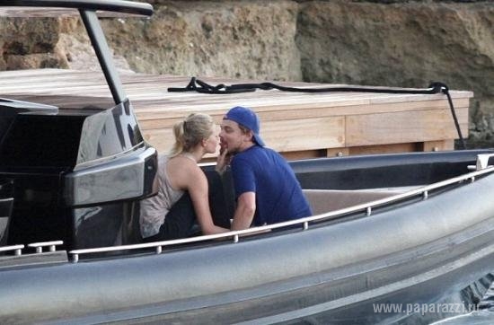 Леонардо ДиКаприо страстно целовал подружку на лодке