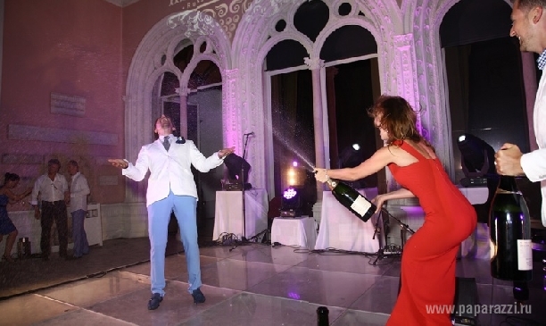 Альбина Джанабаева искупалась в шампанском Альбина Джанабаева искупалась в шампанском