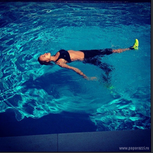 Ирина Шейк решила поплавать в бассейне в кроссовках