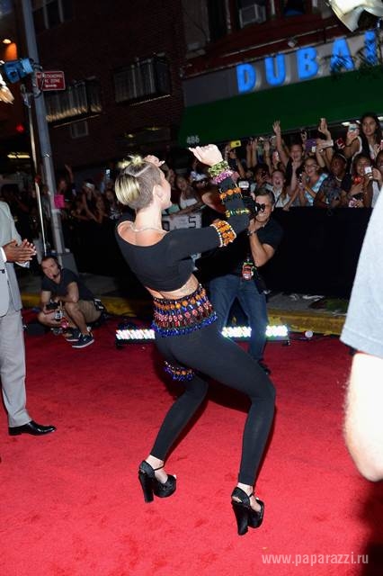Майли Сайрус устроила эротическое шоу на MTV Video Music Awards