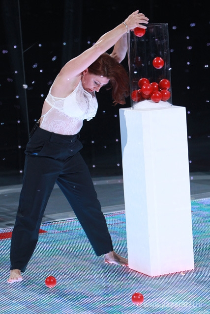 Роза Сябитова устроила стриптиз на шоу "Куб"