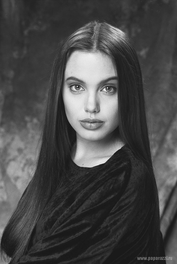 В сети появилась еще одна запрещенная фотосессия молодой Анджелины Джоли
