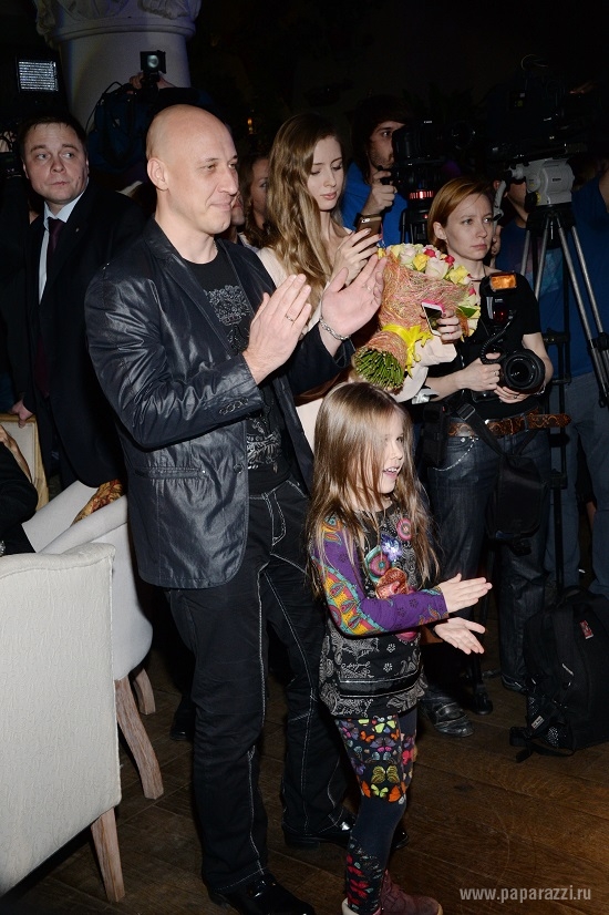 Денис Майданов пришел на светскую тусовку с дочерью