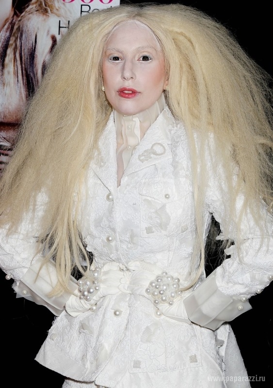 Бледная Леди Гага на вручении премии Glamour’s 2013 Women of the Year Awards