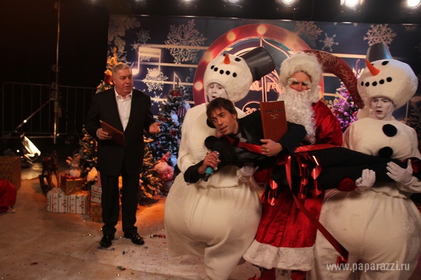 Натали вынудила Деда Мороза встать перед ней на колени