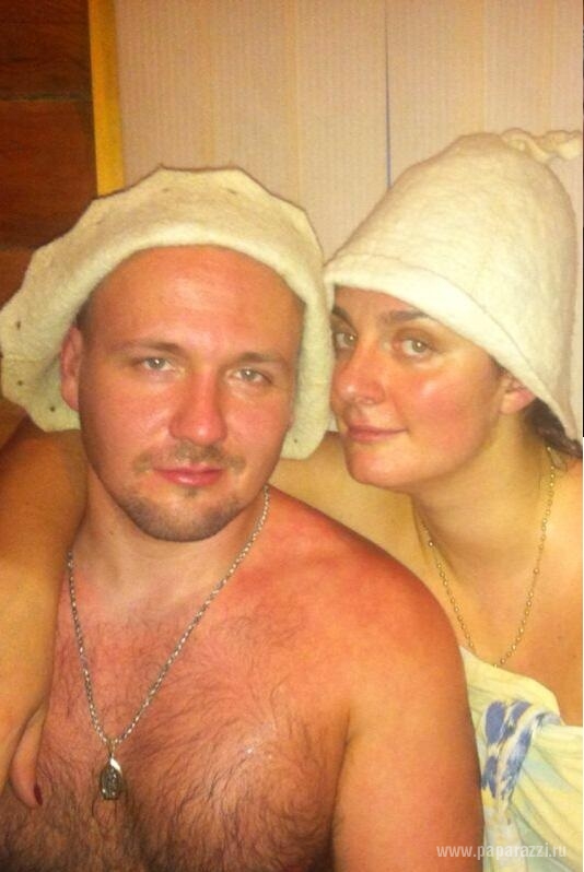 Елена Ваенга удивила своих поклонников фотографией с мужчиной в бане