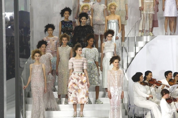  Карл Лагерфельд на Spring-Summer 2014 Haute Couture Chanel  от души повеселился