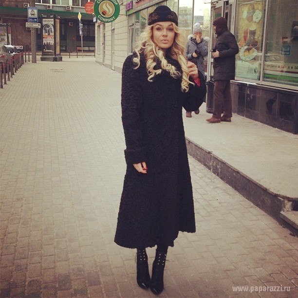 Алена Водонаева одолжила шубу у бабушки и рванула в Питер в кино