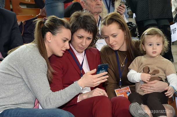 Елена Исинбаева украсила животик клубничкой Елена Исинбаева украсила животик клубничкой