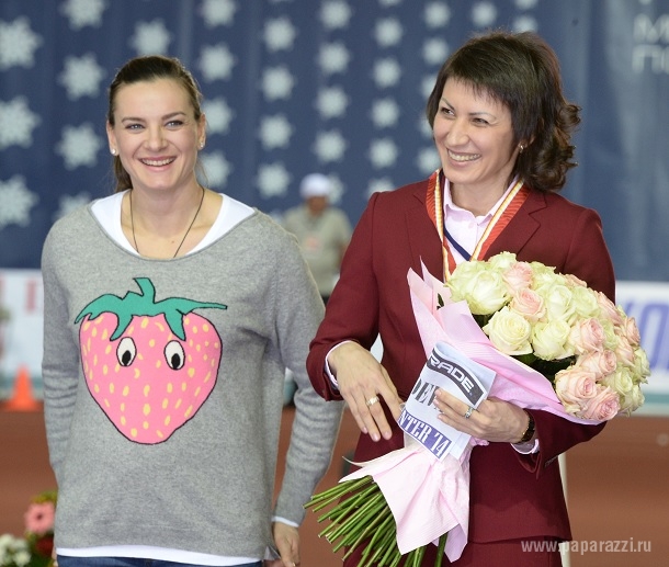 Елена Исинбаева украсила животик клубничкой