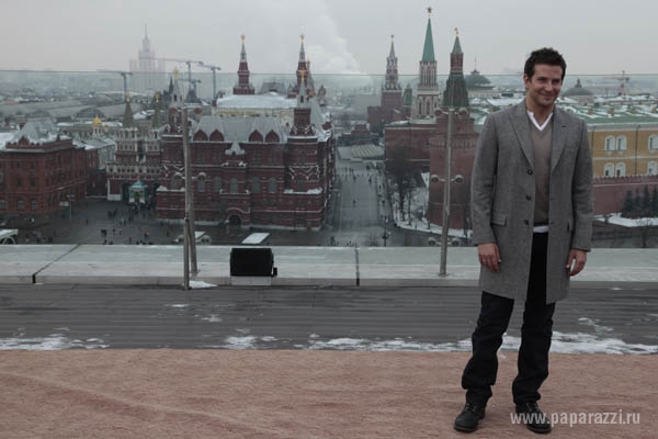 Украинская поклонница  Брэдли Купера привезла ему в Москву банку соленых огурцов