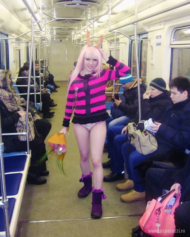 Карина Барби прокатилась в метро в нижнем белье