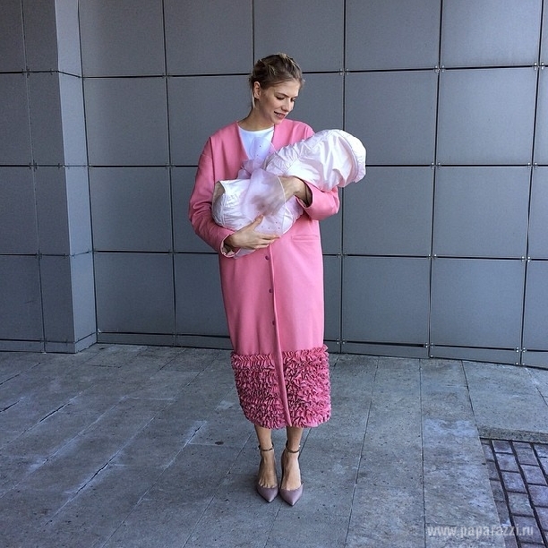 Елена Перминова выписалась с дочкой из роддома