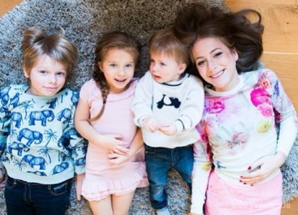 Юлия Барановская оставила своих детей на попечение крестных родителей