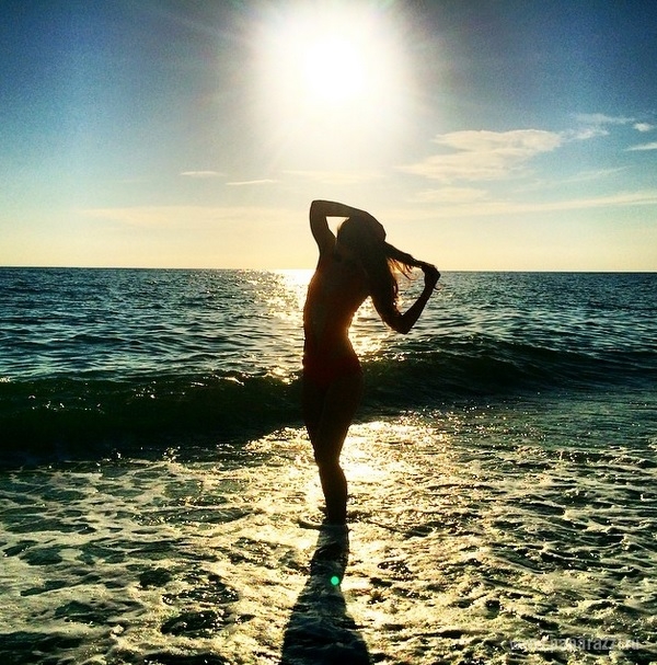 Виктория Дайнеко устроила пляжную фотосессию