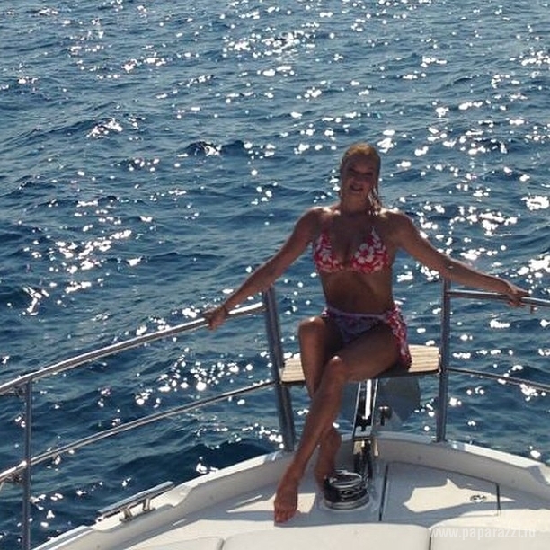 Анастасия Волочкова вновь растянулась на яхте