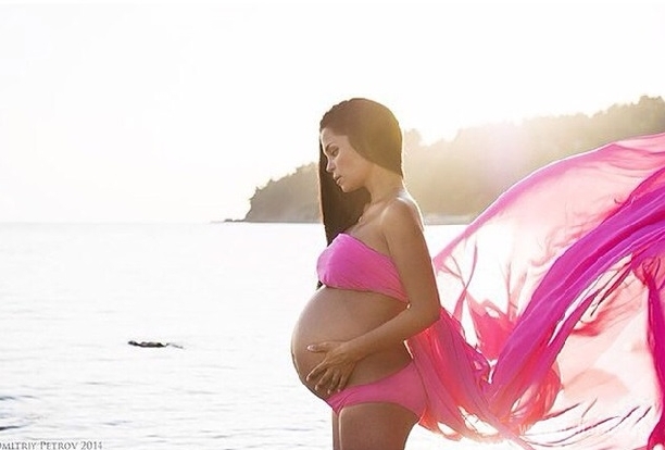 Юлия Салибекова рассказала, как не поправиться во время беременности и выложила пляжную фотосессию