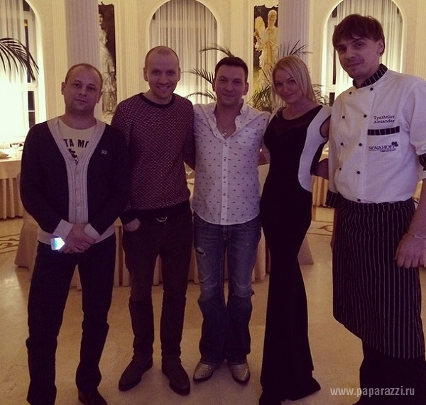Анастасия Волочкова провела ночь с двумя мужчинами