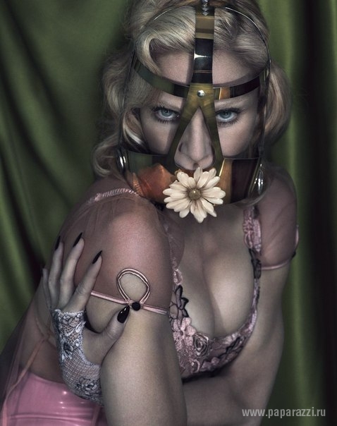 Певица Мадонна обнажила грудь в новой фотосессии