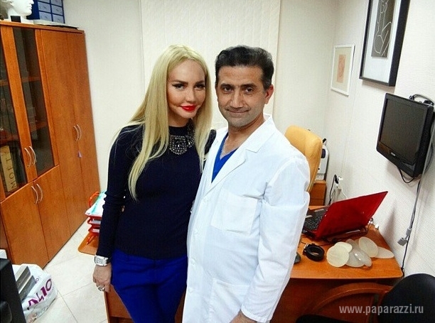 В сети появились фото, как пластический хирург измерял грудь Маши Малиновской