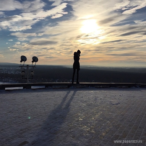 Алена Шишкова чуть не упала с крыши дома