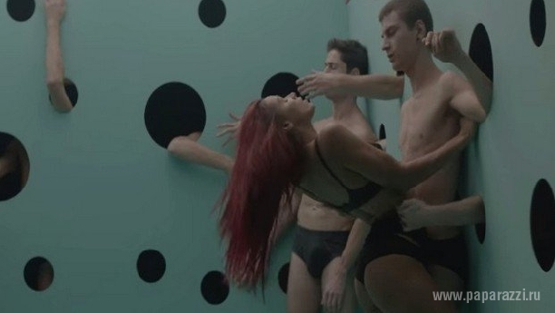Певица Шайм представила сексуально-кровавый клип на песню "L'effet de serre"