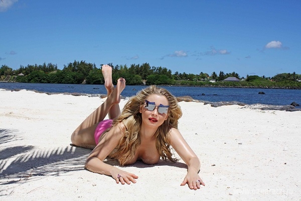 В сети появились фотографии обнаженной Лены Лениной на пляжах Маврикия