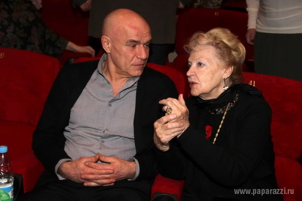 На московскую премьеру фильма «Батальонъ» Марат Башаров пришел с Елизаветой Круцко, а Филипп Киркоров надел пилотку