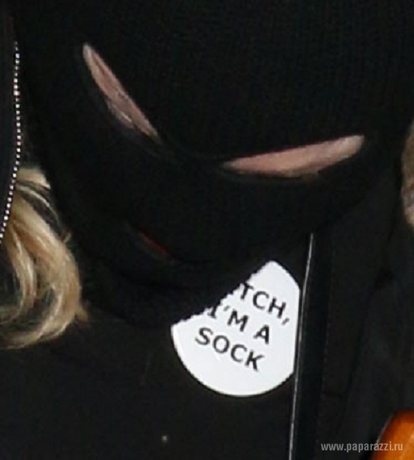Певица Мадонна шокировала своим внешним видом, надев на голову маску и странный значок