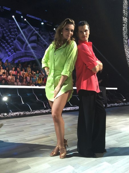 Катя Жаркова вышла на танцпол в одной рубашке