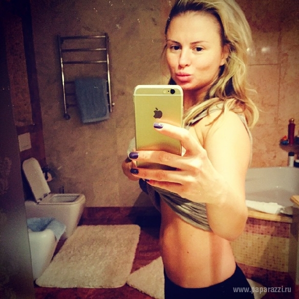 Анна Семенович назвала свое лицо без макияжа "мордахой" и обнажила "плоский" животик