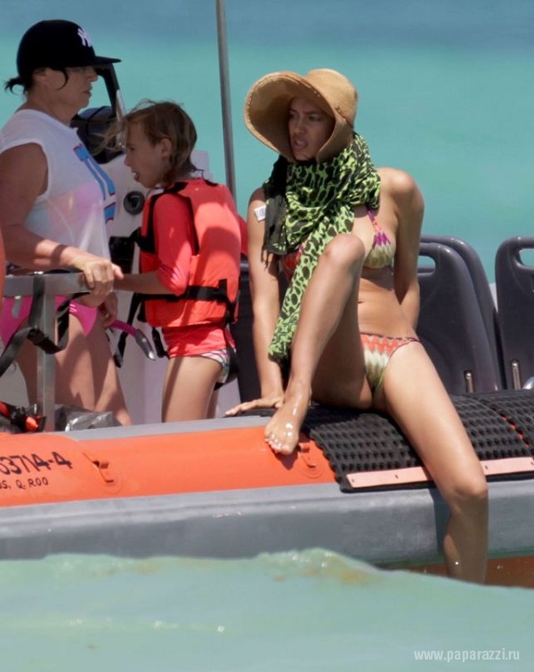 Ирина Шейк увеличила грудь и продемонстрировала её на пляжах Мексики