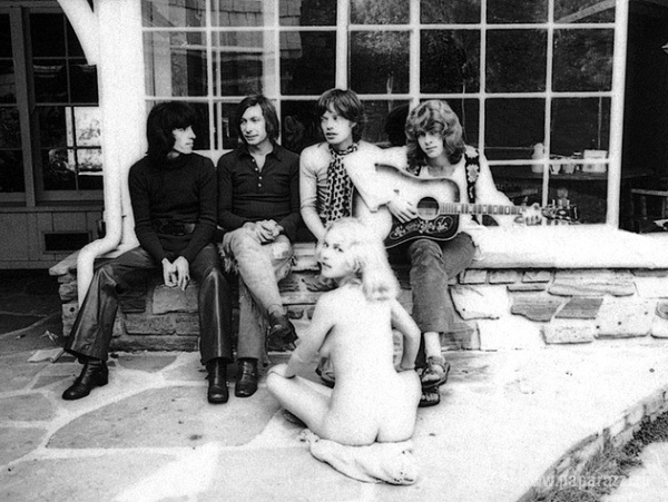 Интернет удивила фотография молодых развлечений группы Rolling Stones