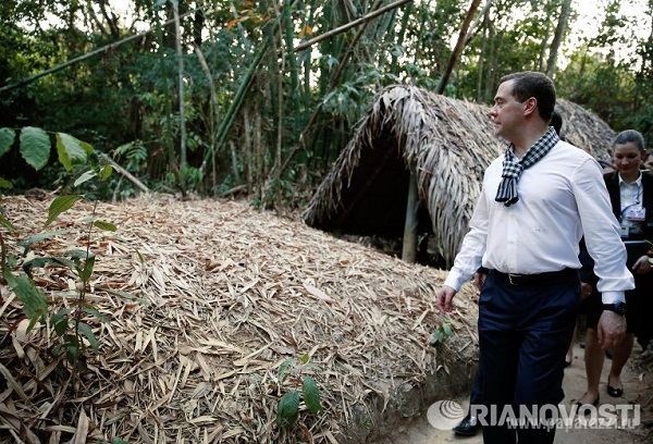 Небывалый ажиотаж вызвала рубашка Дмитрия Медведева в поездке во Вьетнам