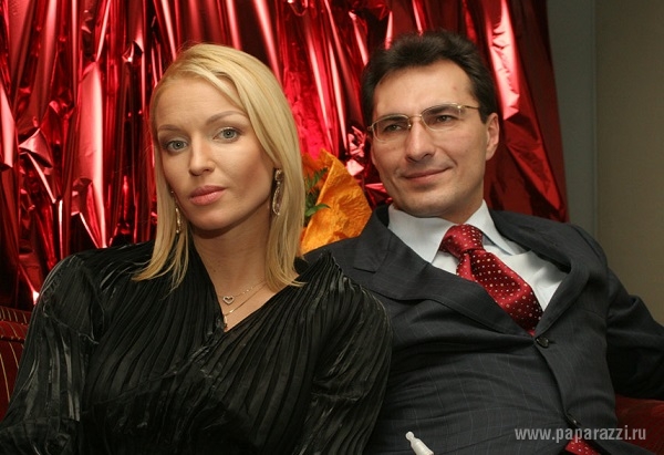 Бывший муж балерины Игорь Вдовин женился на рок-звезде Варе Демидовой, а Анастасия Волочкова заявила, что праздник был за ее счет