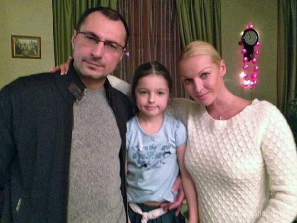 Бывший муж балерины Игорь Вдовин женился на рок-звезде Варе Демидовой, а Анастасия Волочкова заявила, что праздник был за ее счет