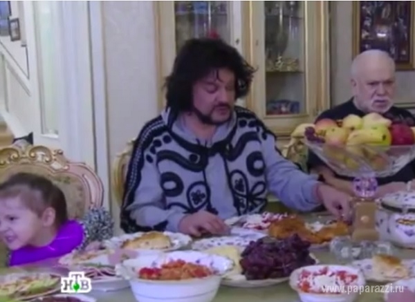 Филипп Киркоров показал лица своих детей, но не показал их мать